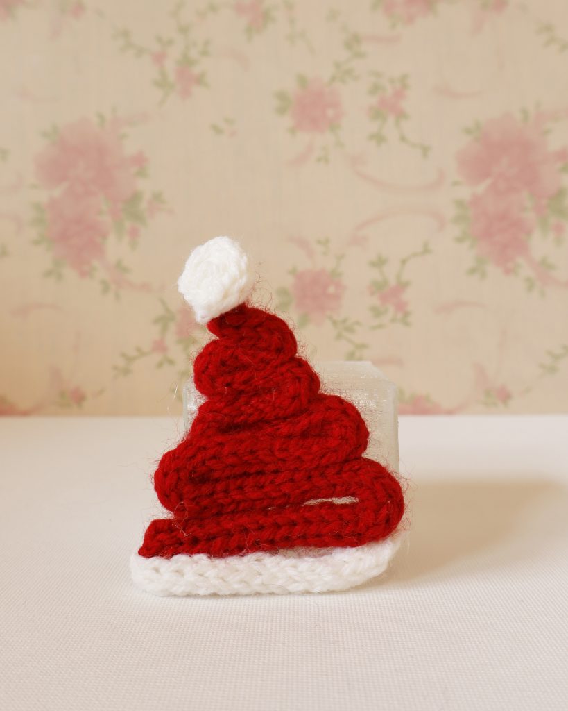 Cappello di Babbo natale fatto a tricotin con telaio filoforma by craftiamo